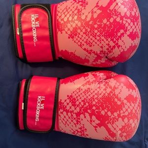 Boxing 🥊!! One size fits all 20 oz boxing gloves. Like new, great condition!